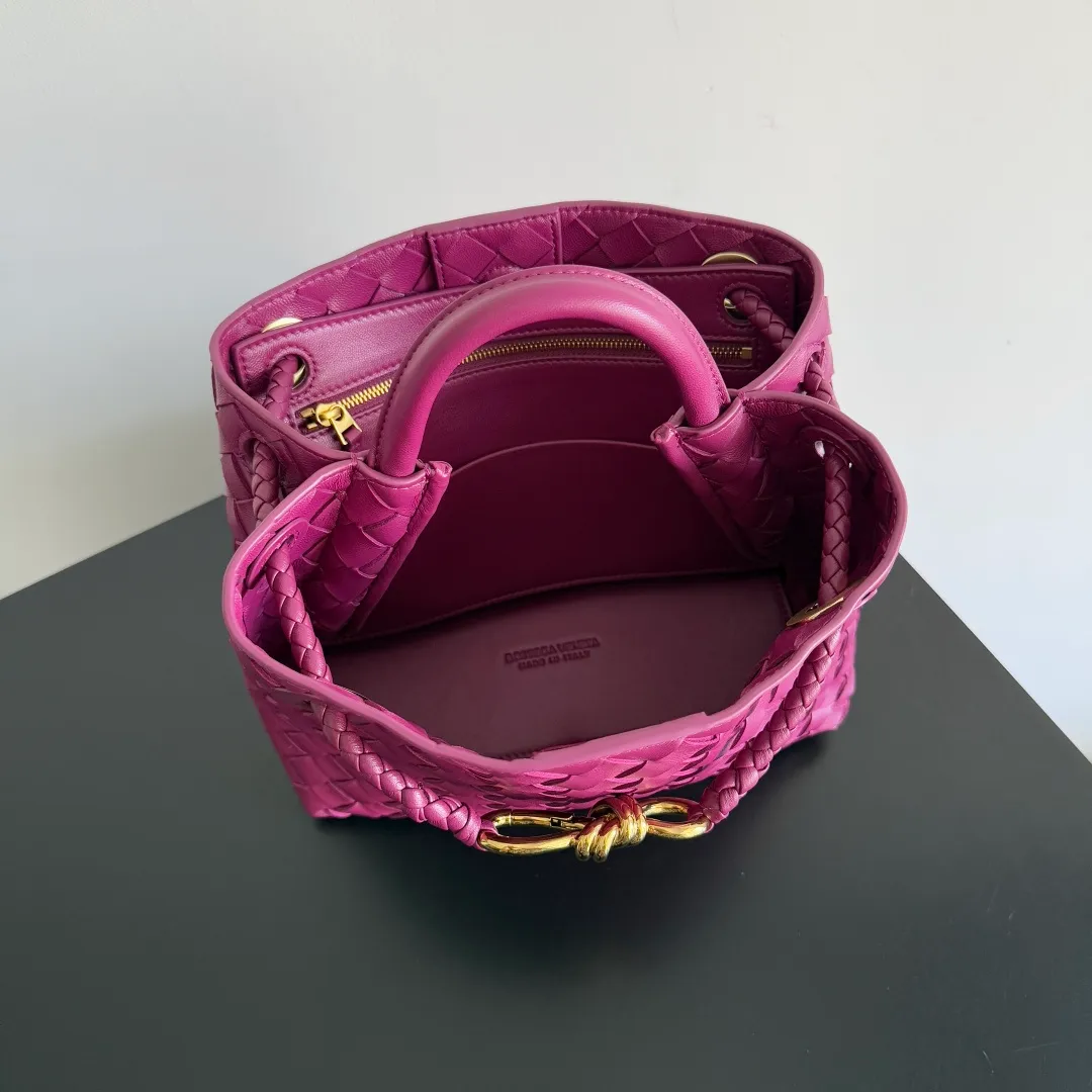 The 2023 new Andiamo batch of 1860 BV has been shipped‼ ️Really popular🔥The new Andiamo woven handbag launched by Bottega Veneta this season is really popular all over the world! ! Celebrities at home and abroad have worn it, and Oscar-winning actress Michelle Yeoh has taken it out on the street. Song Jia, Trai Yara, Yu Feihong, Sanji Ayaka, Rosie Hunting-Whiteley, Yoshioka Riho, etc. have all picked up this bag. It is classic and versatile, showing off its temperament, and the bag capacity is also large, which is very convenient for daily commuting! ! A variety of carrying methods, the shoulder straps can be adjusted by yourself, the original lambskin feels soft and delicate, and the unisex style breaks gender boundaries and brings a more practical and longer-lasting use experience. Andiamo, which has both elegant and casual styles, perfectly interprets the true appearance of "fashionable old money style". Style number: 743568 Size: 25*22*10.5cm